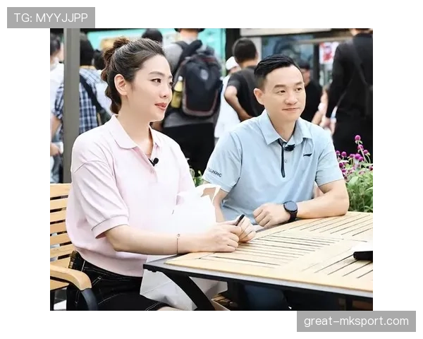 杨威看着像隔壁大叔，手机相册却全是头等舱和菜市场同框的照片